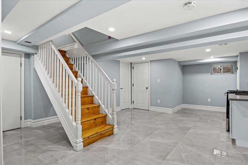 Welcome to this beautifully renovated GEM, This sun-drenched - photo 28