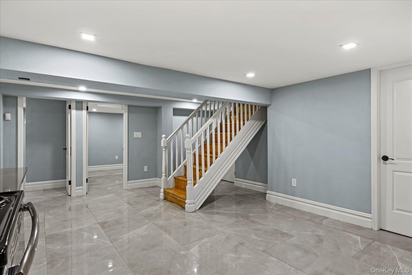 Welcome to this beautifully renovated GEM, This sun-drenched - photo 29
