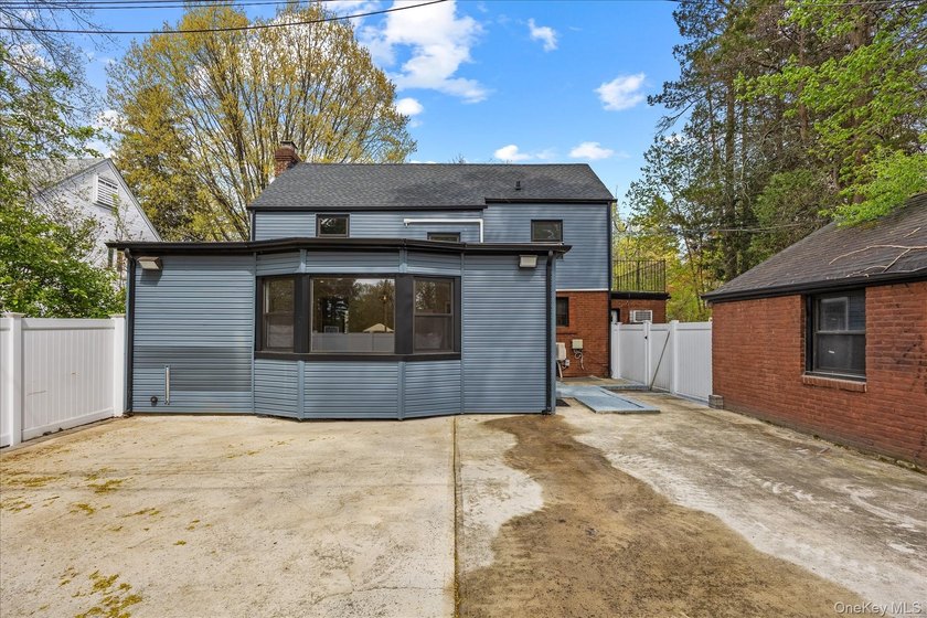 Welcome to this beautifully renovated GEM, This sun-drenched - photo 37