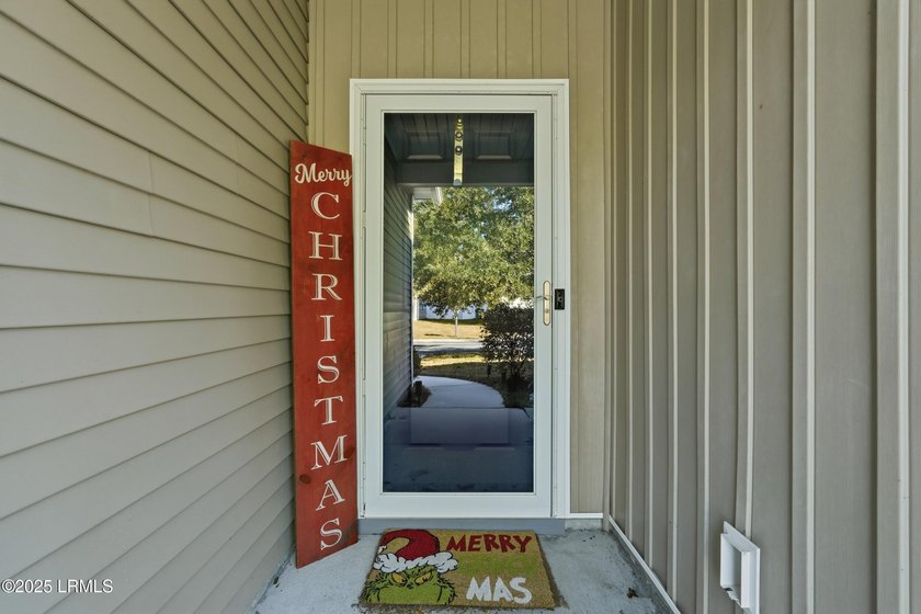 Get ready to fall in love with this cheerful and totally move-in - photo 4