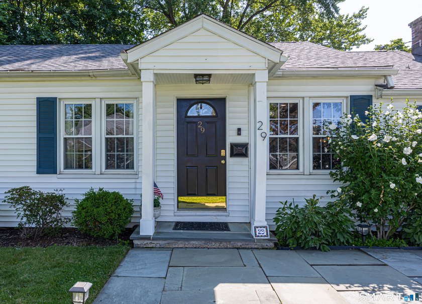 Move right into this beautifully remodeled 2-3 bedroom ranch in - photo 3