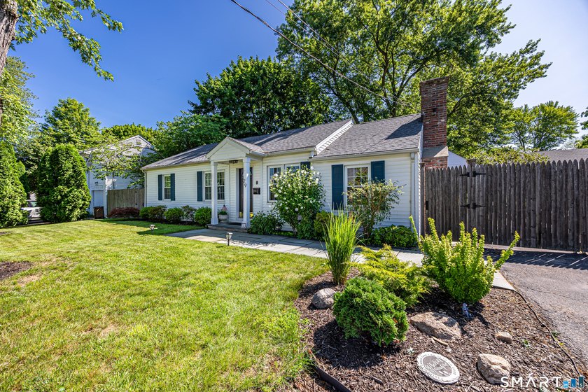 Move right into this beautifully remodeled 2-3 bedroom ranch in - photo 4