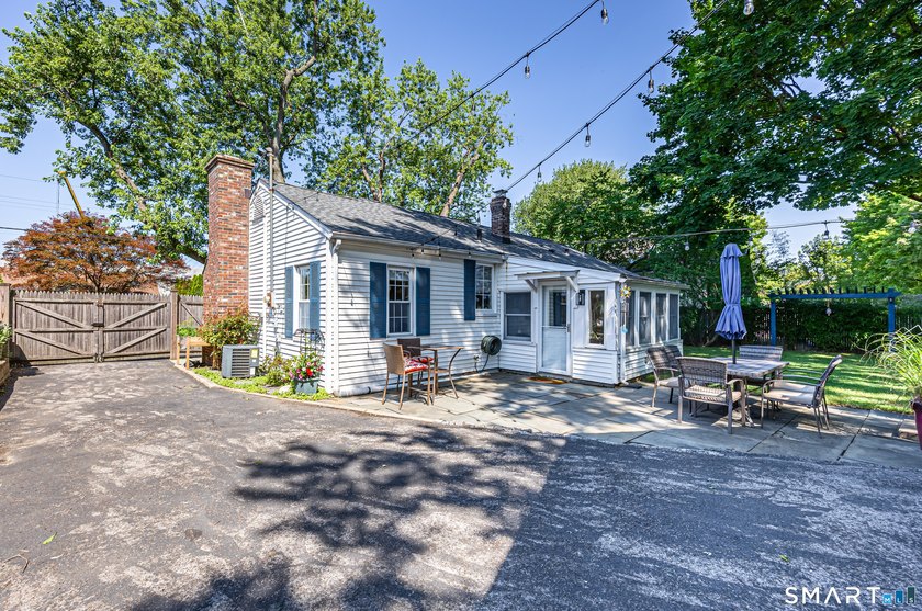 Move right into this beautifully remodeled 2-3 bedroom ranch in - photo 5