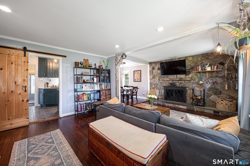 Move right into this beautifully remodeled 2-3 bedroom ranch in - photo 8