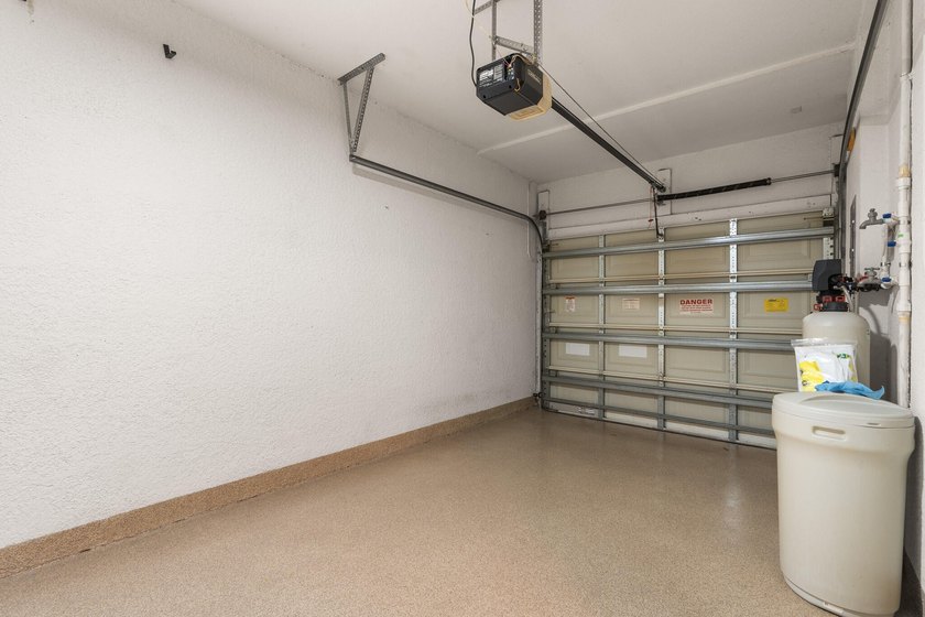 Welcome to 2543 NW 31st Court in Oakland Park, a beautifully - photo 41