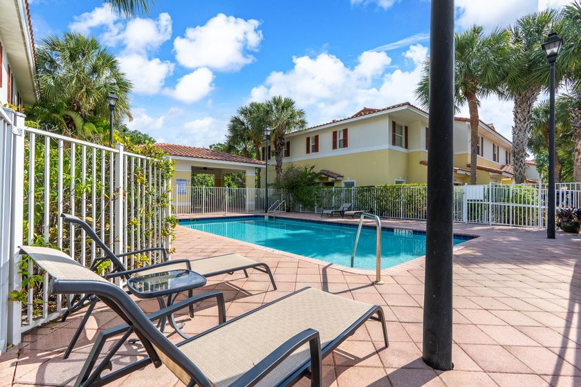 Welcome to 2543 NW 31st Court in Oakland Park, a beautifully - photo 43