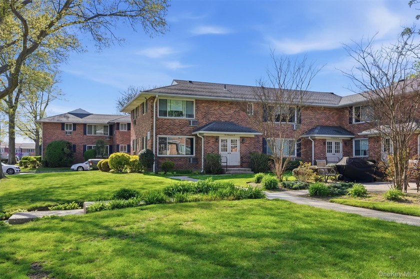 Welcome to this beautifully maintained and move-in ready - photo 17