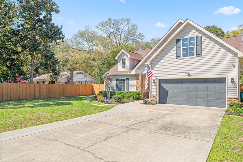 Welcome to this stunning 4 bed, 3 bath pool home in the heart of - photo 3