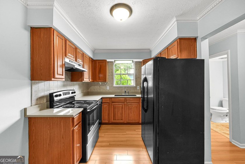 This perfectly located 2 bedroom, 1.5 bathroom home is ready for - photo 3