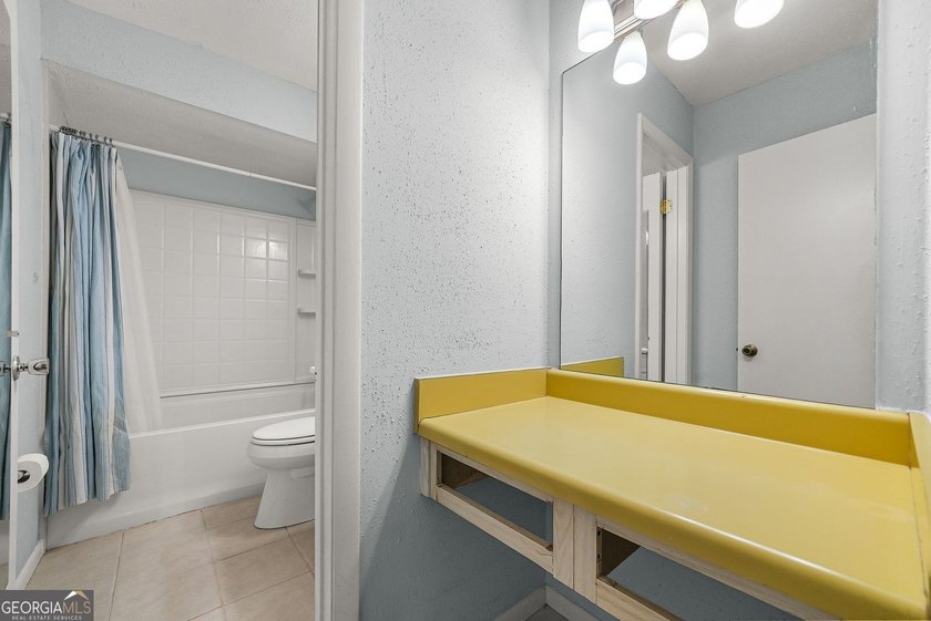 This perfectly located 2 bedroom, 1.5 bathroom home is ready for - photo 5