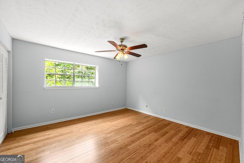 This perfectly located 2 bedroom, 1.5 bathroom home is ready for - photo 7