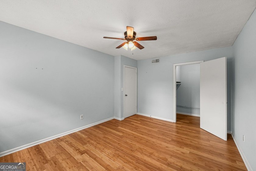 This perfectly located 2 bedroom, 1.5 bathroom home is ready for - photo 8
