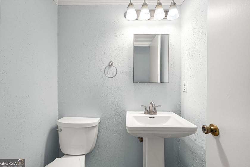 This perfectly located 2 bedroom, 1.5 bathroom home is ready for - photo 9