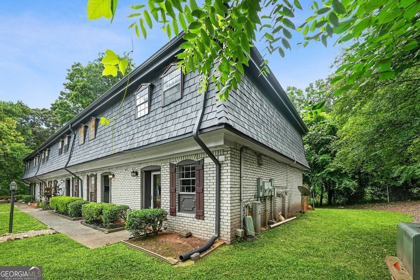 This perfectly located 2 bedroom, 1.5 bathroom home is ready for - photo 10