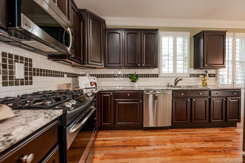 This beautifully maintained 3-bedroom, 3-bath end-unit townhome - photo 3