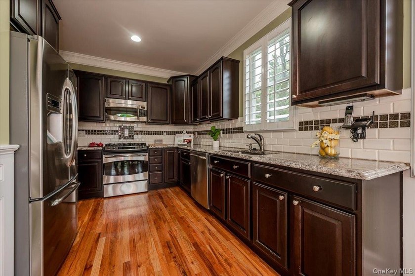 This beautifully maintained 3-bedroom, 3-bath end-unit townhome - photo 4