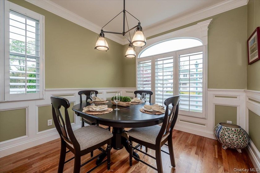 This beautifully maintained 3-bedroom, 3-bath end-unit townhome - photo 5