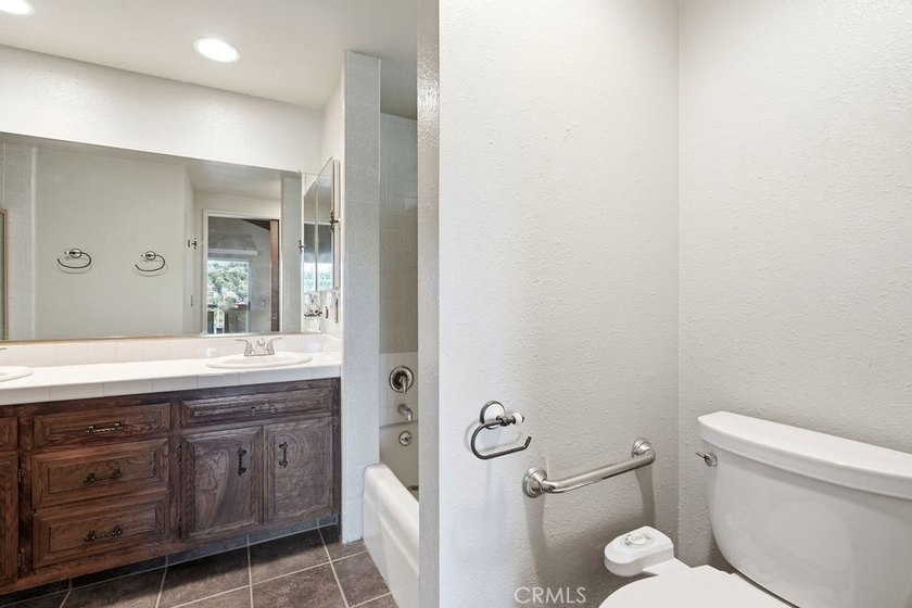 If you're looking for amazing lake views and room for the whole - photo 25