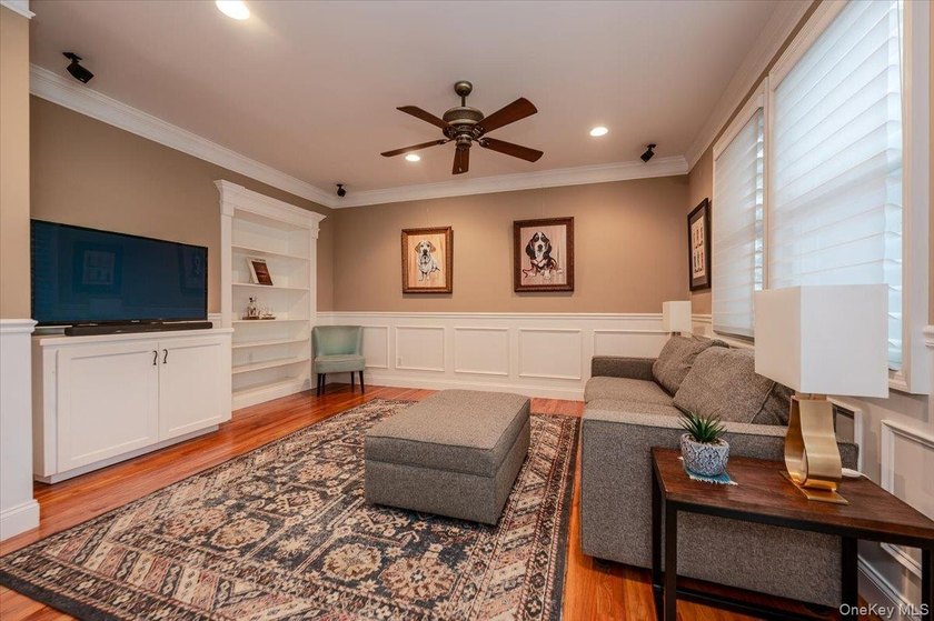 This beautifully maintained 3-bedroom, 3-bath end-unit townhome - photo 6