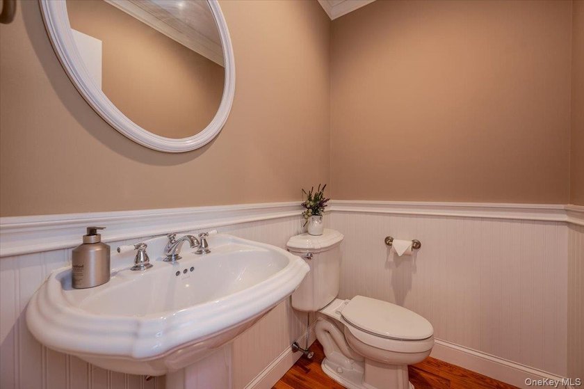 This beautifully maintained 3-bedroom, 3-bath end-unit townhome - photo 9