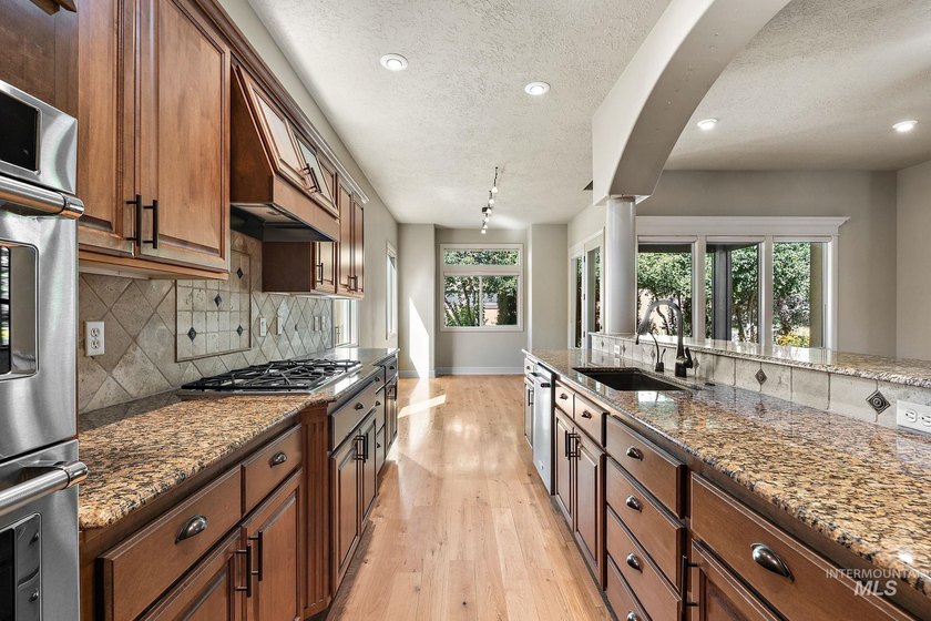 $10,000 SELLER CONCESSION!! Under $700,000 in Banbury Meadows!! - photo 3