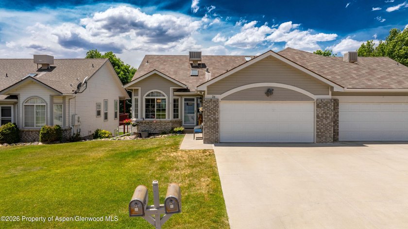 Welcome home! This stunning remodeled 3 bed, 2.5 bath townhouse - photo 2