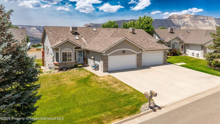 Welcome home! This stunning remodeled 3 bed, 2.5 bath townhouse - photo 3