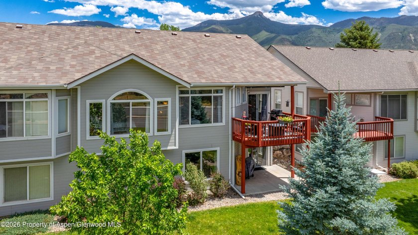 Welcome home! This stunning remodeled 3 bed, 2.5 bath townhouse - photo 6