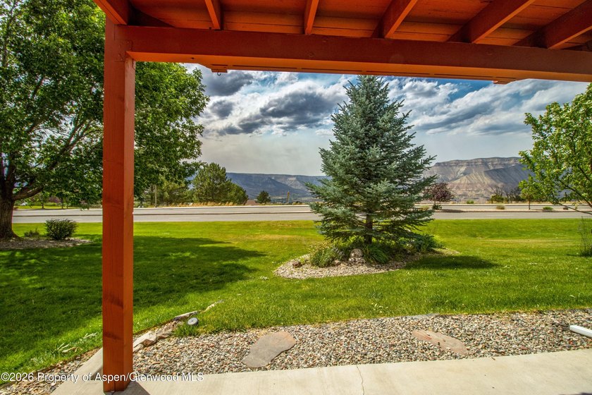 Welcome home! This stunning remodeled 3 bed, 2.5 bath townhouse - photo 8