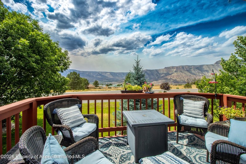 Welcome home! This stunning remodeled 3 bed, 2.5 bath townhouse - photo 9