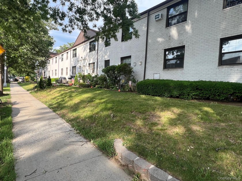 NO INTERVIEW / MOVE IN CONDITION/ Garden-Style 3 Bedroom Coop - photo 17