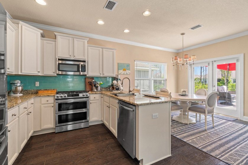 PRICE REDUCED $20,000! Attractive, comfortable Florida Cottage S - photo 12