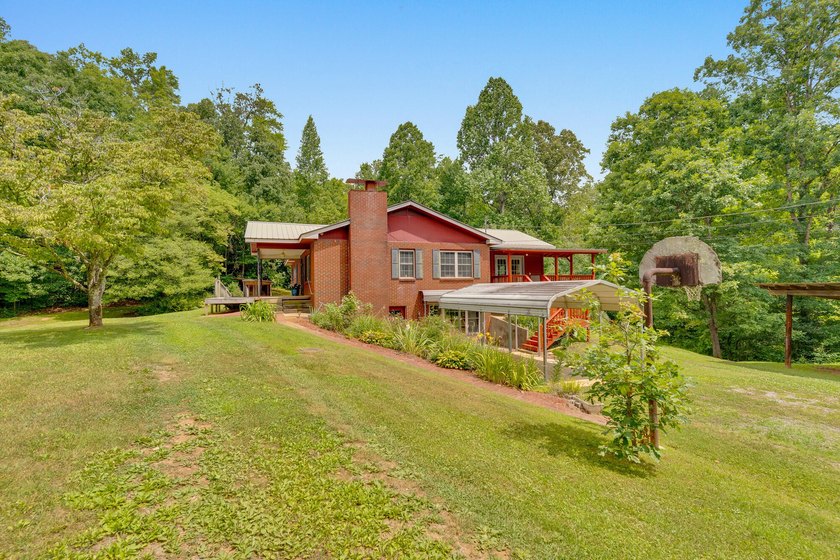 First time ever offered on the market! This well-maintained - photo 22