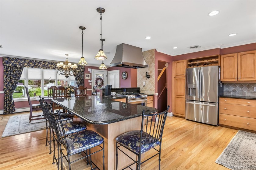 Fantastic Opportunity in Harborfields SD! Pristine Split-Level - photo 6