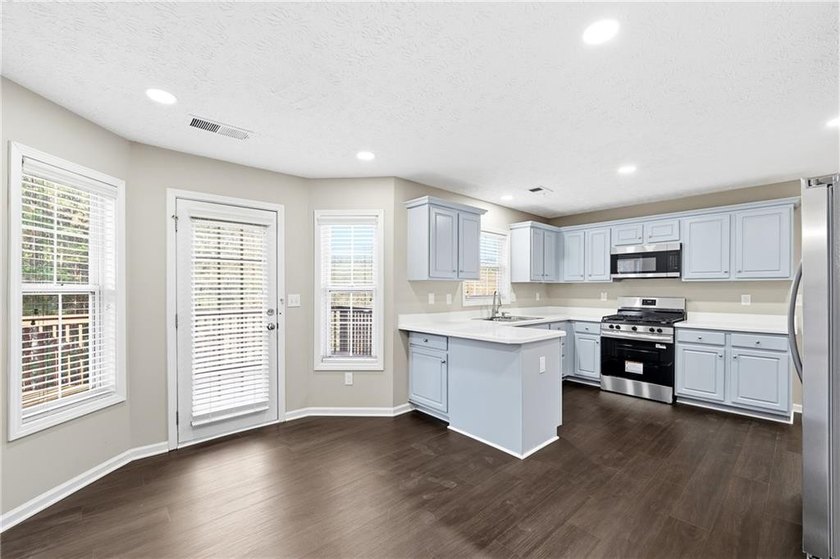 Beautifully renovated and move-in ready, this spacious 6-bedroom - photo 8