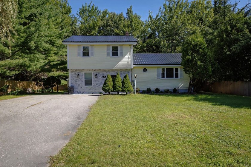 Adorable split level ranch in immaculate shape with large fenced - photo 3