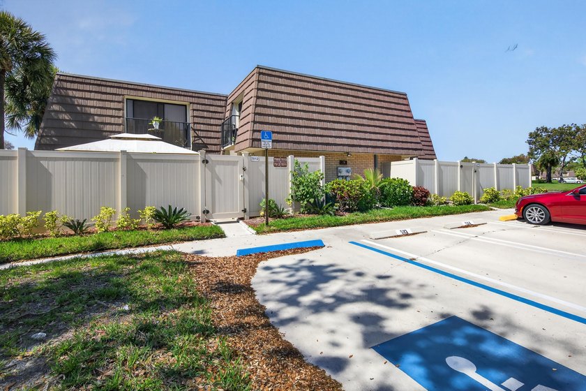 This beautifully renovated 2-bedroom, 2.5-bathroom townhouse - photo 12
