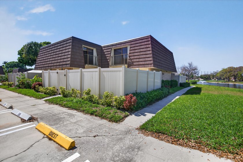 This beautifully renovated 2-bedroom, 2.5-bathroom townhouse - photo 14