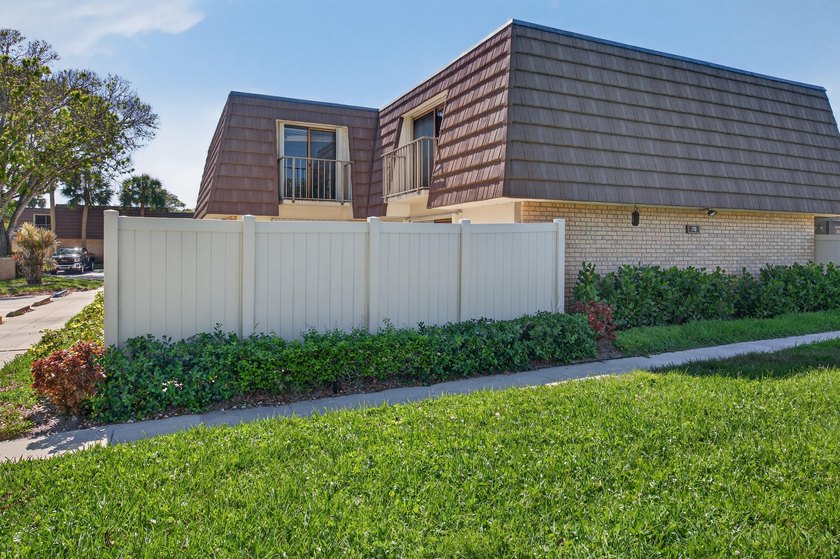 This beautifully renovated 2-bedroom, 2.5-bathroom townhouse - photo 15
