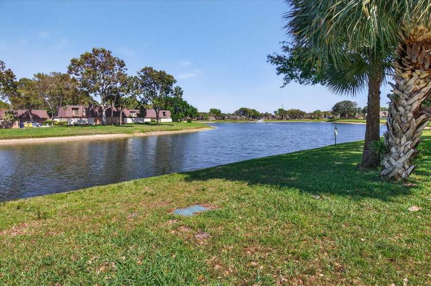 This beautifully renovated 2-bedroom, 2.5-bathroom townhouse - photo 17