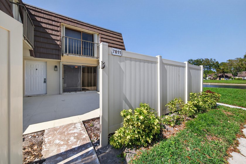 This beautifully renovated 2-bedroom, 2.5-bathroom townhouse - photo 18