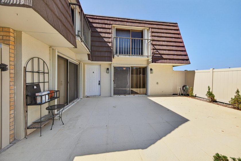 This beautifully renovated 2-bedroom, 2.5-bathroom townhouse - photo 19