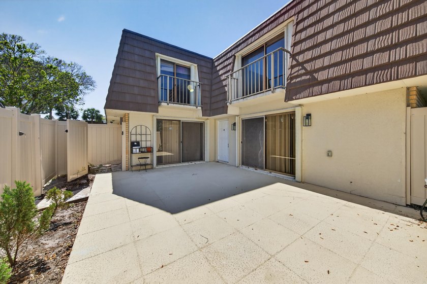 This beautifully renovated 2-bedroom, 2.5-bathroom townhouse - photo 20