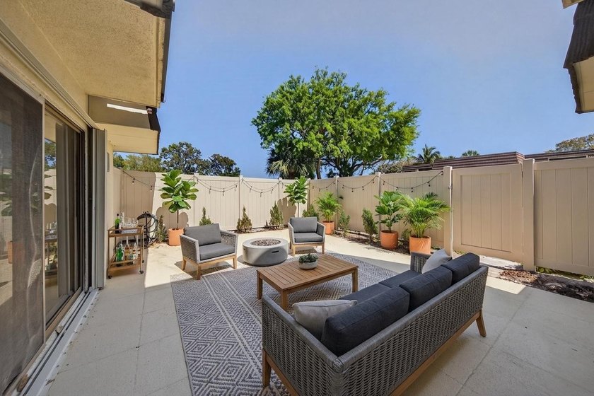 This beautifully renovated 2-bedroom, 2.5-bathroom townhouse - photo 21