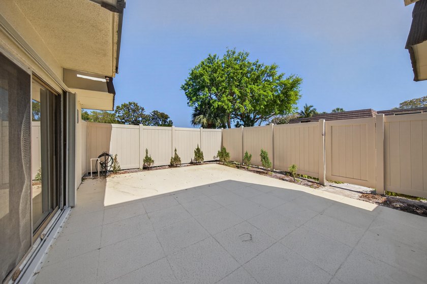 This beautifully renovated 2-bedroom, 2.5-bathroom townhouse - photo 22
