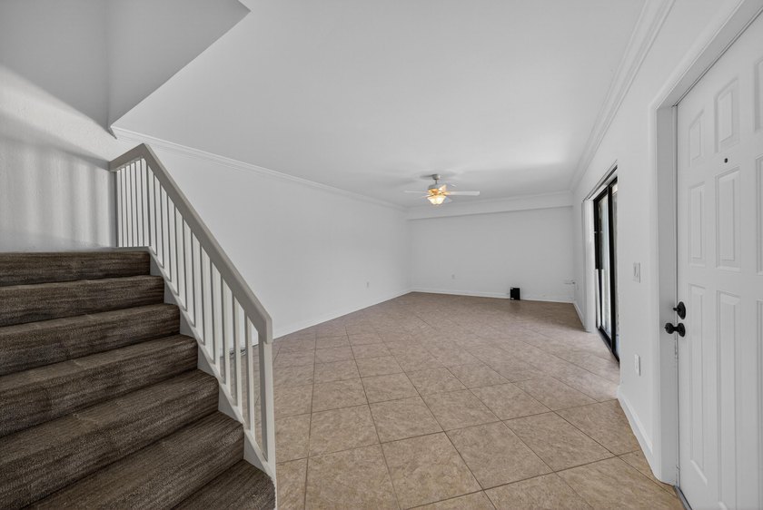 This beautifully renovated 2-bedroom, 2.5-bathroom townhouse - photo 23