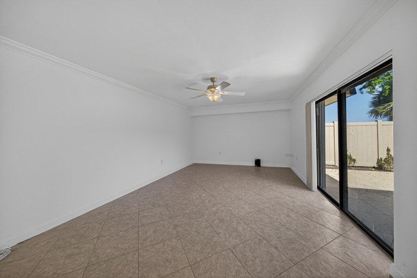 This beautifully renovated 2-bedroom, 2.5-bathroom townhouse - photo 25