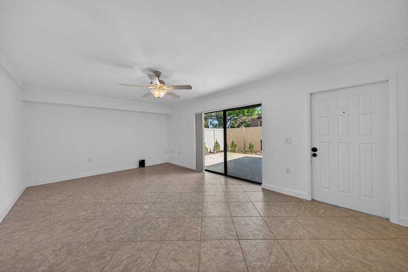 This beautifully renovated 2-bedroom, 2.5-bathroom townhouse - photo 26