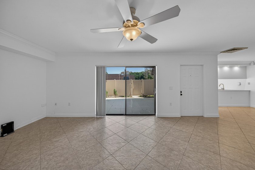 This beautifully renovated 2-bedroom, 2.5-bathroom townhouse - photo 27