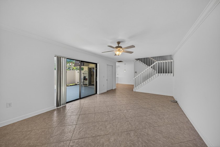 This beautifully renovated 2-bedroom, 2.5-bathroom townhouse - photo 28